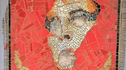 Sin ojos ni boca: Mutilación a mosaico en homenaje a Pedro Lemebel en Santiago Centro