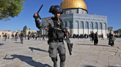 Soldados israelíes asaltan la mezquita de Al-Aqsa y dejan más de 150 palestinos heridos