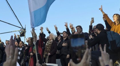 Acto del peronismo en repudio al atentado y con cantos de "Cristina presidenta"