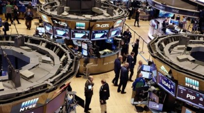 Wall Street baja presionado por alza de rendimientos de bonos del Tesoro