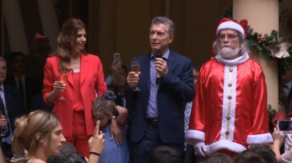 Macri brindó con un Papá Noel triste y se fue otra vez de vacaciones