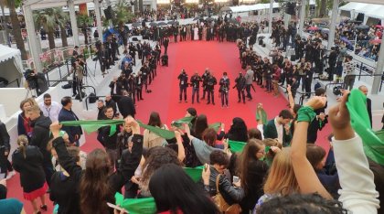 La Campaña por el Derecho al Aborto llevó sus pañuelos al festival de Cannes