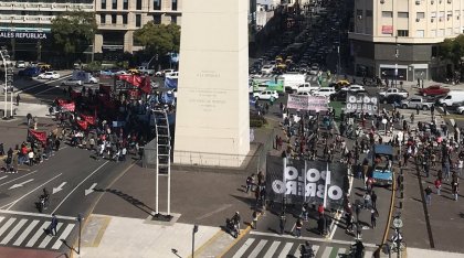 Organizaciones sociales se movilizan a Desarrollo Social por alimentos y contra los desalojos