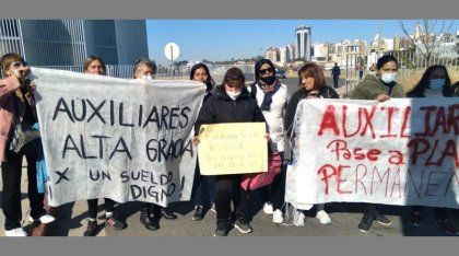 Auxiliares Escolares reclaman frente a casa de gobierno en Córdoba