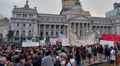 Alemania: concentración solidaria con el pueblo trabajador en la embajada argentina el día del paro general