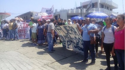 Golpeadores priístas atacan a maestros de la sección XXII en acto de Meade