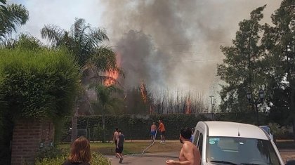 Impactante incendio en Canning: las llamas llegaron hasta las puertas de un barrio cerrado 