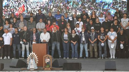 Acto de organizaciones oficialistas en apoyo al Gobierno que ajusta y con tibios reclamos