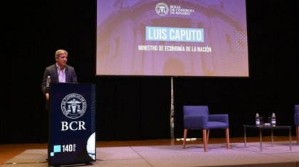 Luis Caputo imploró a los empresarios que “saquen los dólares del colchón”