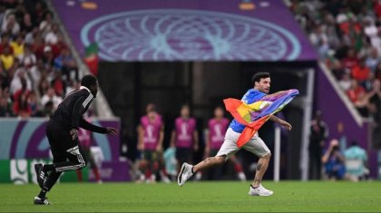 No lo asustó la FIFA: un hincha entró a la cancha con una bandera LGBT en Qatar 