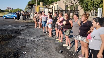 Puerto de Rosario: con las mujeres y familias al frente, rechazan el desalojo