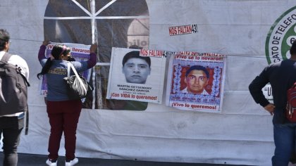 Padres de los 43 instalan plantón en el Zócalo al no aparecer sus hijos