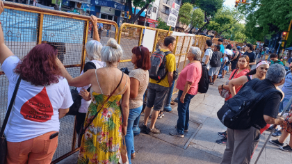 Docentes protestaron fuera de la Legislatura ante la asunción de Cornejo como nuevo Gobernador