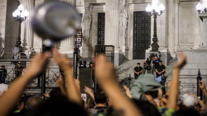 [Fotogalería] Movilización a Plaza de Mayo y cacerolazos ganan la calle 