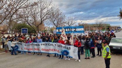 Marcharon en Centenario por las condiciones de las escuelas