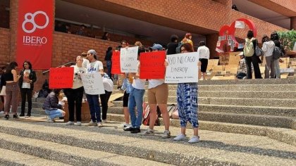 "Menos caviar y más becas": alumnos de la Ibero protestan por recortes y denuncian opulencia del rector