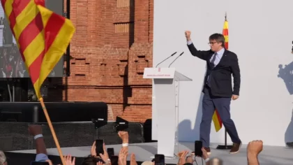 Puigdemont reaparece en Barcelona, vuelve a marchar y ERC y PSOE despliegan un dispositivo de jaula sin éxito para detenerle