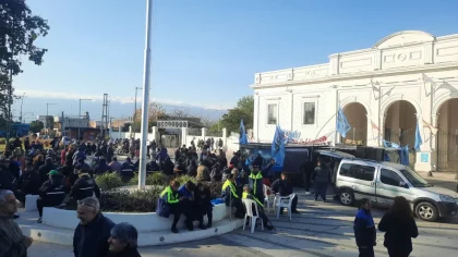 Municipales: tras 27 días de paro, se aceptó la oferta de un 25% de aumento y un bono