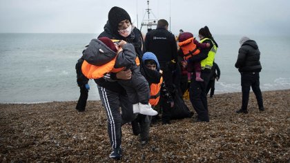 Pulseras electrónicas: la brutal medida que el Reino Unido utilizaría para perseguir migrantes