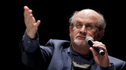 Nueva York: atacaron al escritor Salman Rushdie