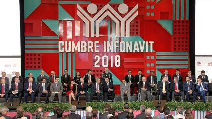 Cumbre Infonavit 2018: empresarios y políticos celebran, trabajadores y sus familias hacinados