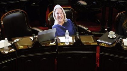 Hoy un juramento, mañana una traición: al momento de votar, de Carrió solo quedó la foto