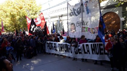 Paro docente en Neuquén: marcharon para exigir a Gutiérrez una mesa de negociación