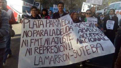 Docentes y estudiantes de San Nicolás en la Marcha Federal