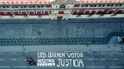 “Ustedes quieren votos. Nosotros justicia”: protestan periodistas en Palacio Nacional 