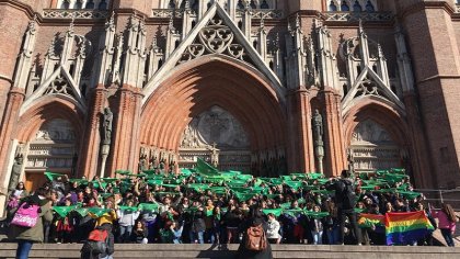 La Plata: tras la media sanción en Diputados, emotivo pañuelazo en las puertas de la Catedral