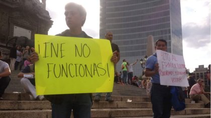 Protestan en el Ángel y en el INE exigiendo el derecho al voto