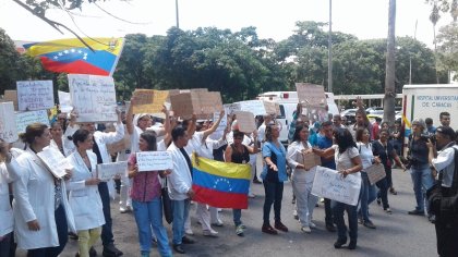 Cada vez más trabajadores de diversos sectores reclaman por salarios y enfermeras evalúan marchar a Miraflores