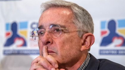 Álvaro Uribe renunció al Senado colombiano indagado por soborno y fraude