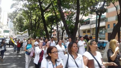 Trabajadores de la salud realizan asamblea conjunta en J.M. de los Ríos y trancan la Av. Andrés Bello