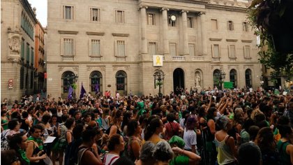 Las principales ciudades del Estado Español se tiñen de verde por el aborto legal en Argentina