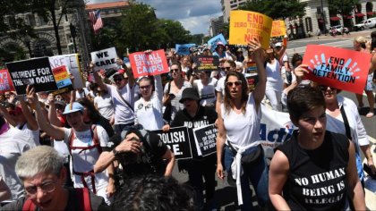 Caravana migrante en Estados Unidos se prepara para denunciar el lucro en el sistema de justicia