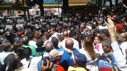 La Policía y Guardia Nacional impiden que trabajadores de la salud marchen a Miraflores