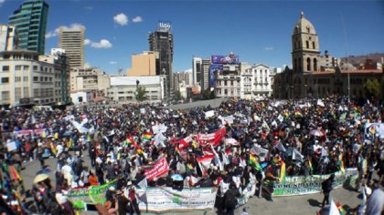 Miles de comunarios protestan en La Paz y son alentados por la población