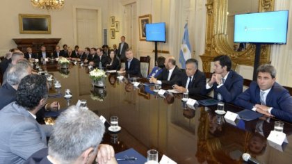 Macri y los gobernadores peronistas acercan posiciones para aprobar un presupuesto de ajuste 