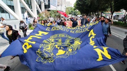 Marchan estudiantes a Rectoría de la UNAM