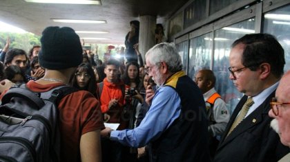 Tras protesta, Enrique Graue recibe pliego petitorio a estudiantes