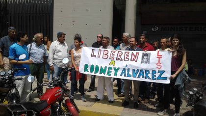 Trabajadores y sindicatos exigen la libertad de Rodney Álvarez frente al TSJ-CCS - YouTube