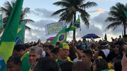 Bolsonaristas festejaron saludando a torturador de la dictadura y con un desfile militar