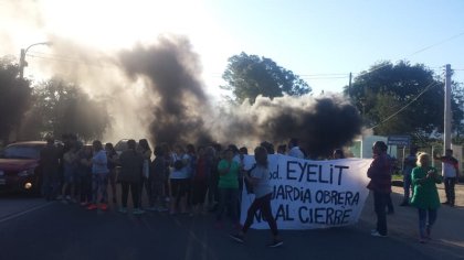 Obreras de Eyelit mantienen guardia en la puerta de la fábrica en defensa de su fuente laboral 