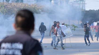 Chiapas: con gases lacrimógenos reprimen a indígenas y a maestros