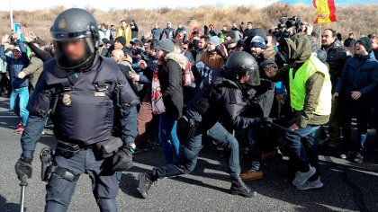 La huelga de taxis se radicaliza y hay cargas policiales contra los taxistas que intentaban cortar la M-40