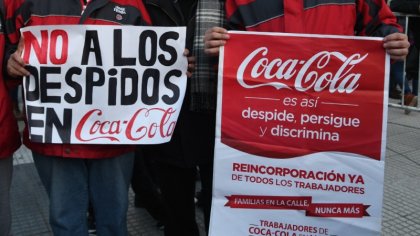 Ataques en Coca-Cola: despidos, retiros voluntarios y adelanto de vacaciones 