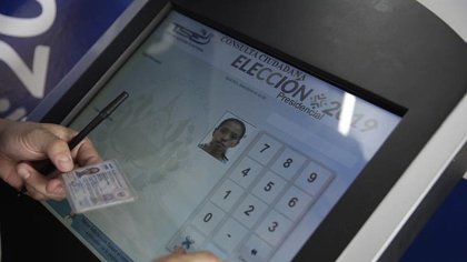 Inician elecciones presidenciales en El Salvador