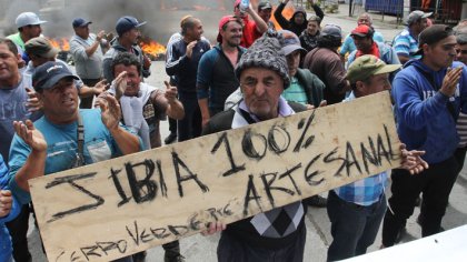 Cientos de trabajadores en las calles: PacificBlue y Landes anuncian cierre de sus plantas