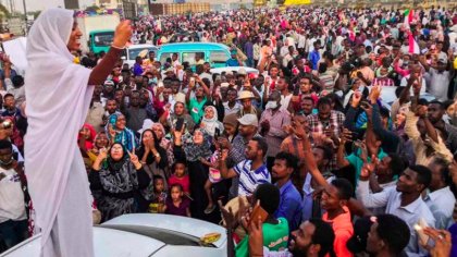 Alaa Salah, la joven que grita "revolución" y es un ícono de las protestas en Sudán